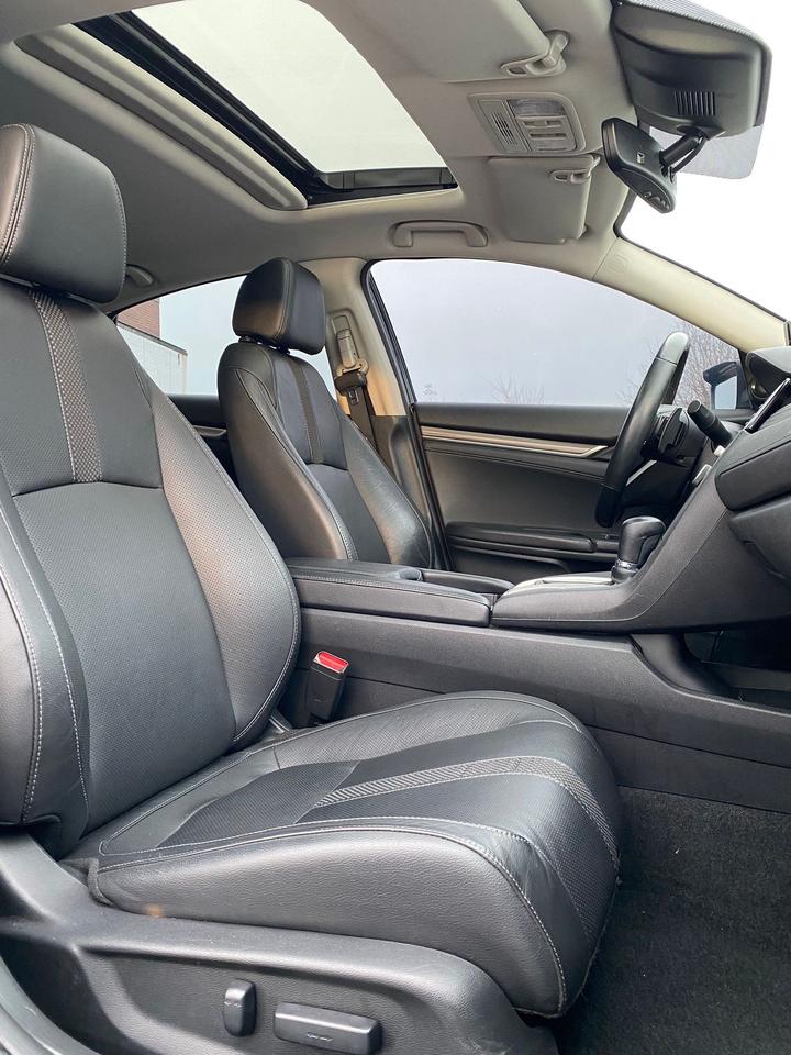 2020 Honda Civic Touring | LEATHER | SUNTOOF Photo