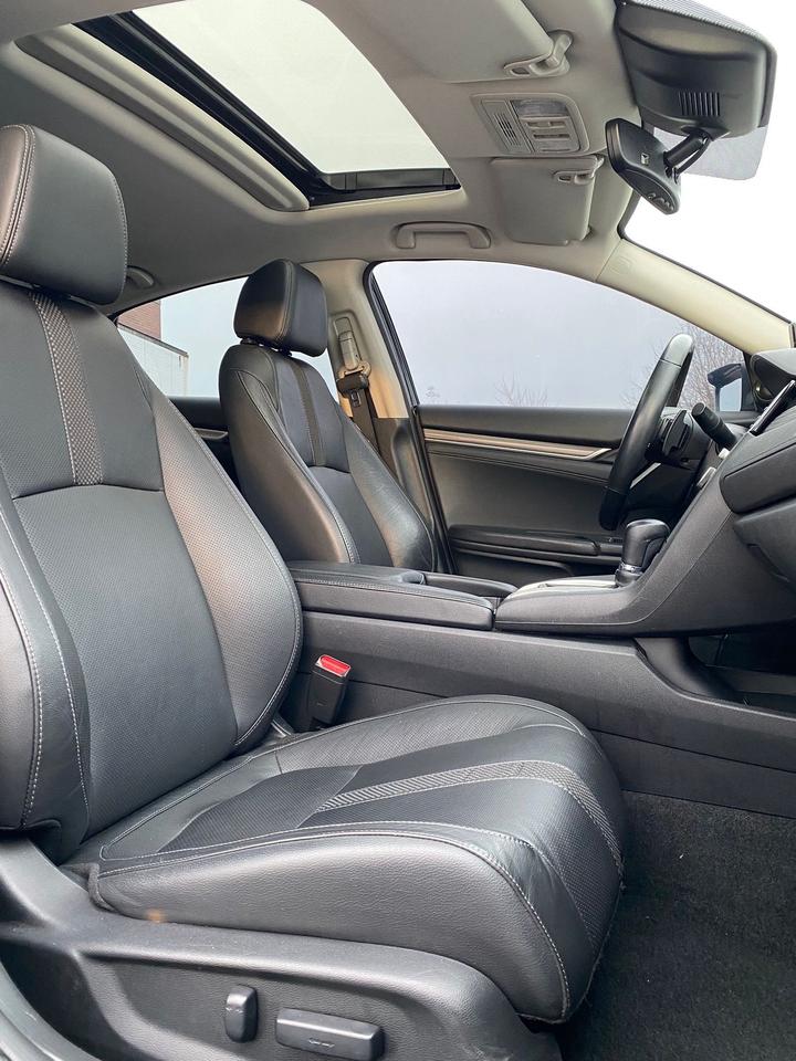 2020 Honda Civic Touring | LEATHER | SUNTOOF Photo
