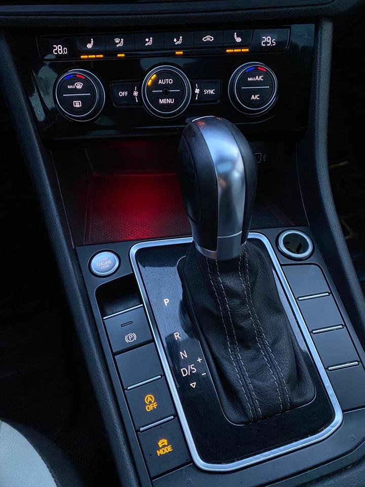 2019 Volkswagen Jetta HIGHLINE RLINE | FULLY LOADED | LEATHER | PANOROOF Photo