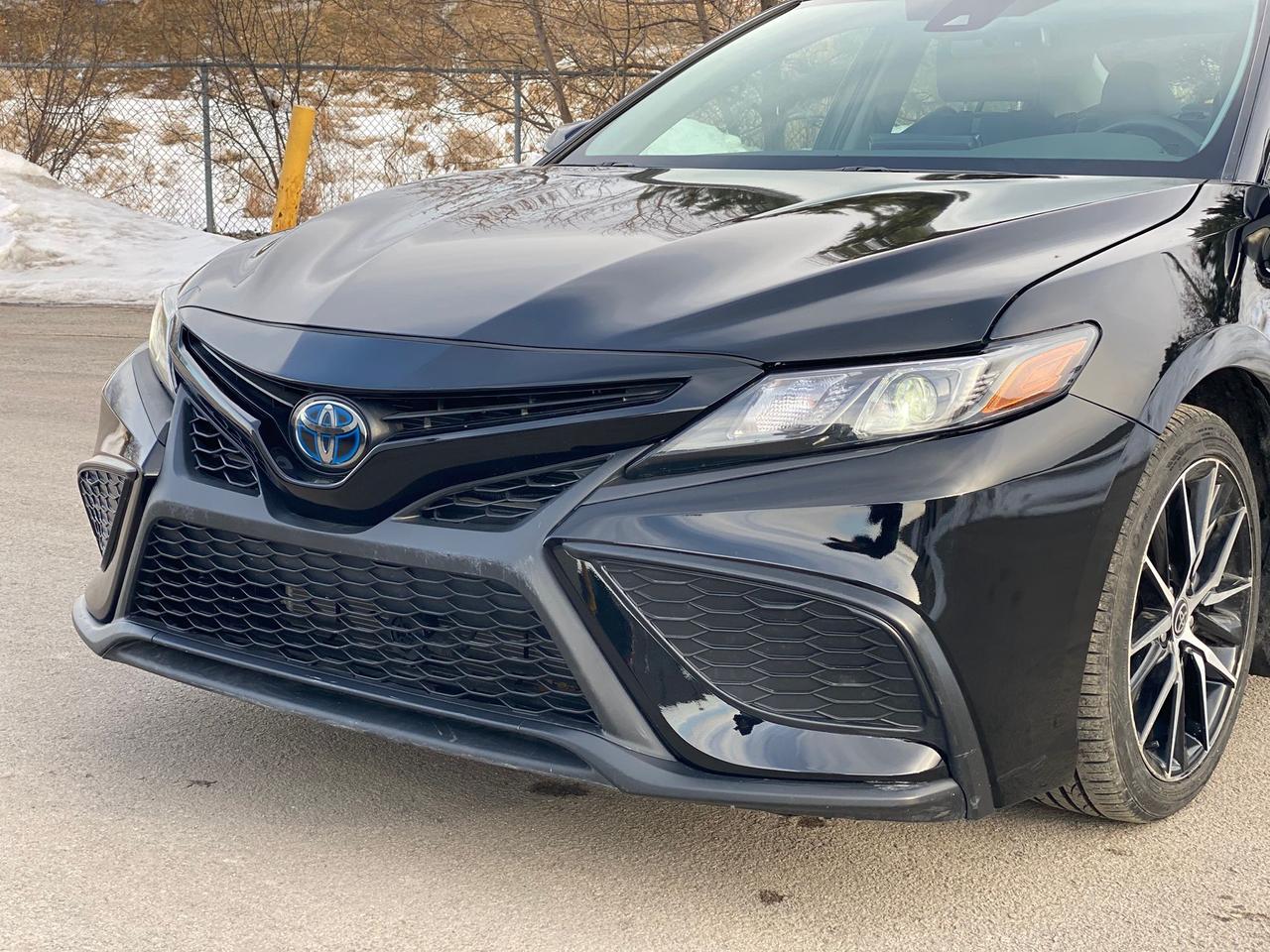 2024 Toyota Camry Hybrid SE UPGRADE | CLEAN CARFAX | LEATHER | SUNROOF Photo3