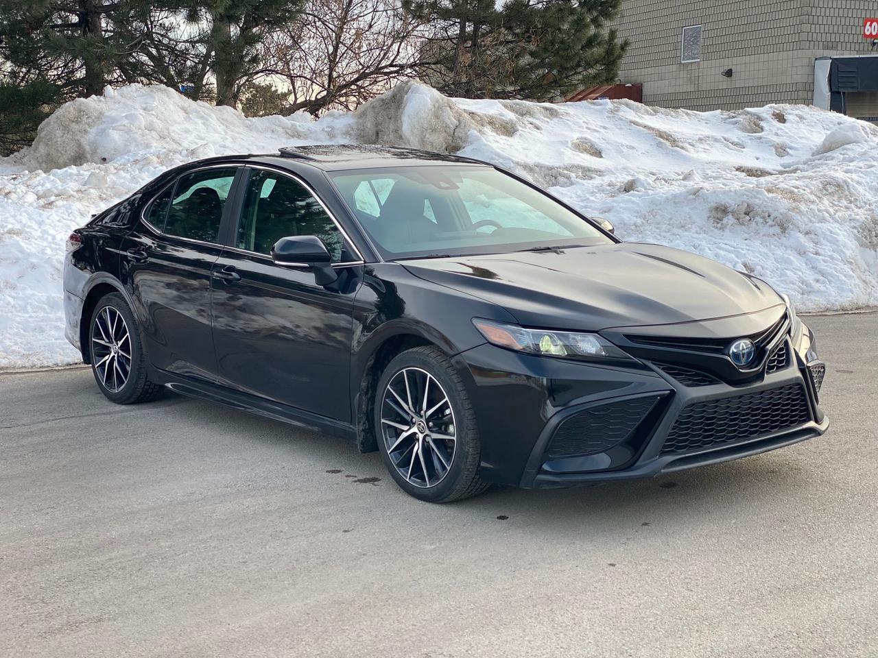 2024 Toyota Camry Hybrid SE UPGRADE | CLEAN CARFAX | LEATHER | SUNROOF Photo