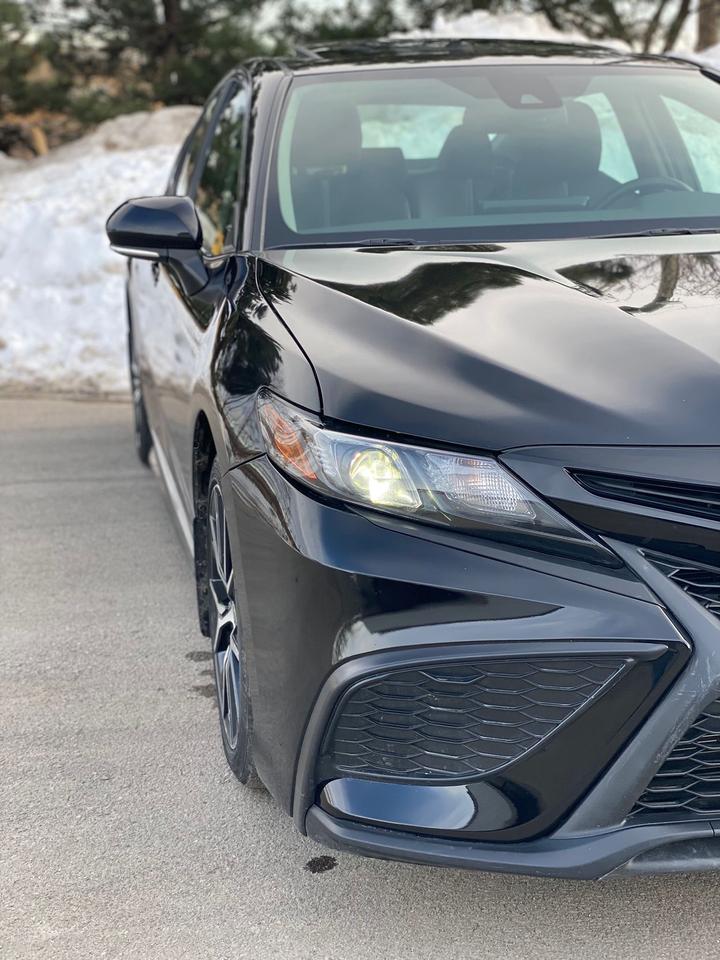 2024 Toyota Camry Hybrid SE UPGRADE | CLEAN CARFAX | LEATHER | SUNROOF Photo