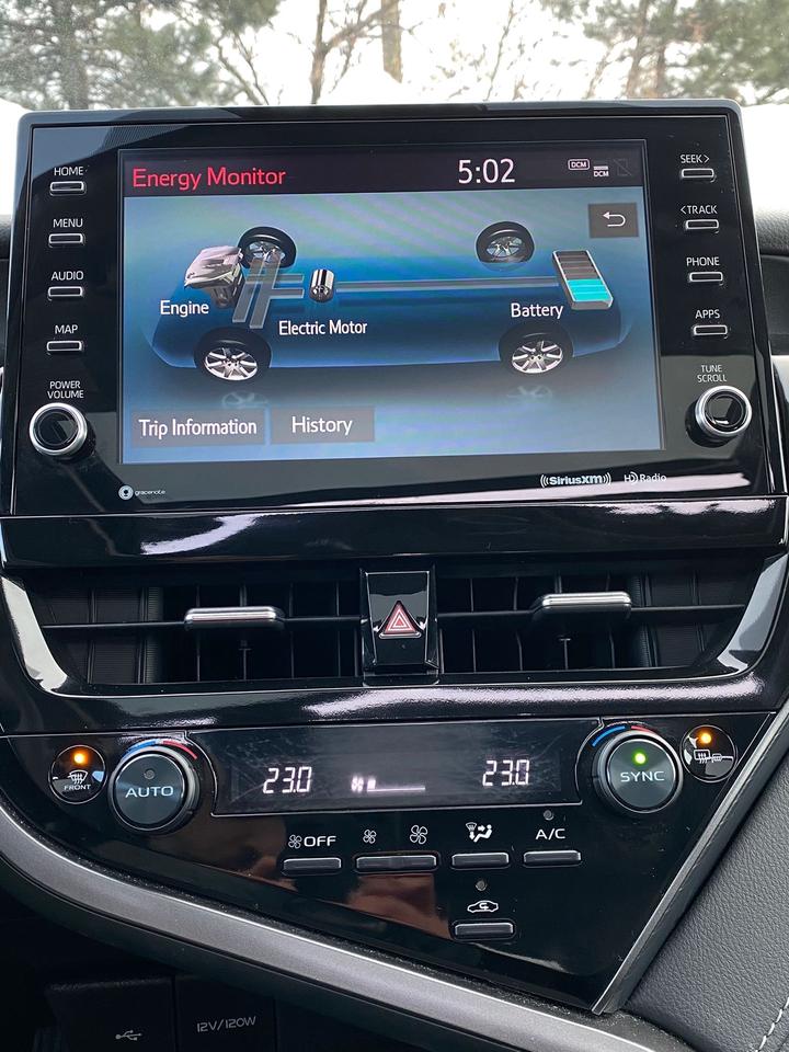 2024 Toyota Camry Hybrid SE UPGRADE | CLEAN CARFAX | LEATHER | SUNROOF Photo