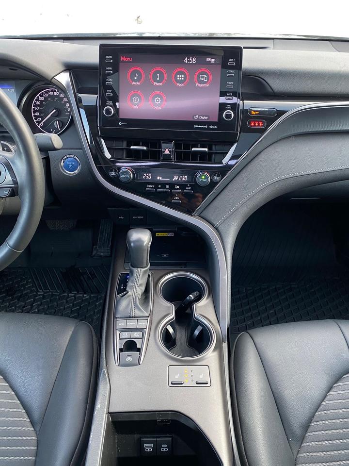 2024 Toyota Camry Hybrid SE UPGRADE | CLEAN CARFAX | LEATHER | SUNROOF Photo