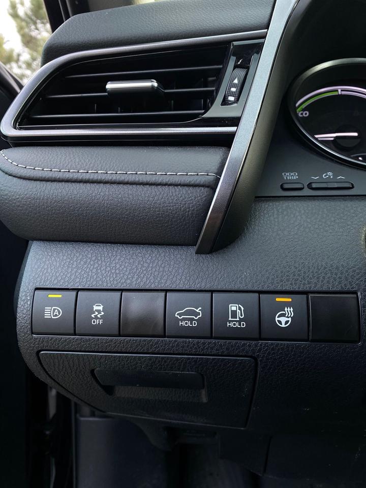 2024 Toyota Camry Hybrid SE UPGRADE | CLEAN CARFAX | LEATHER | SUNROOF Photo