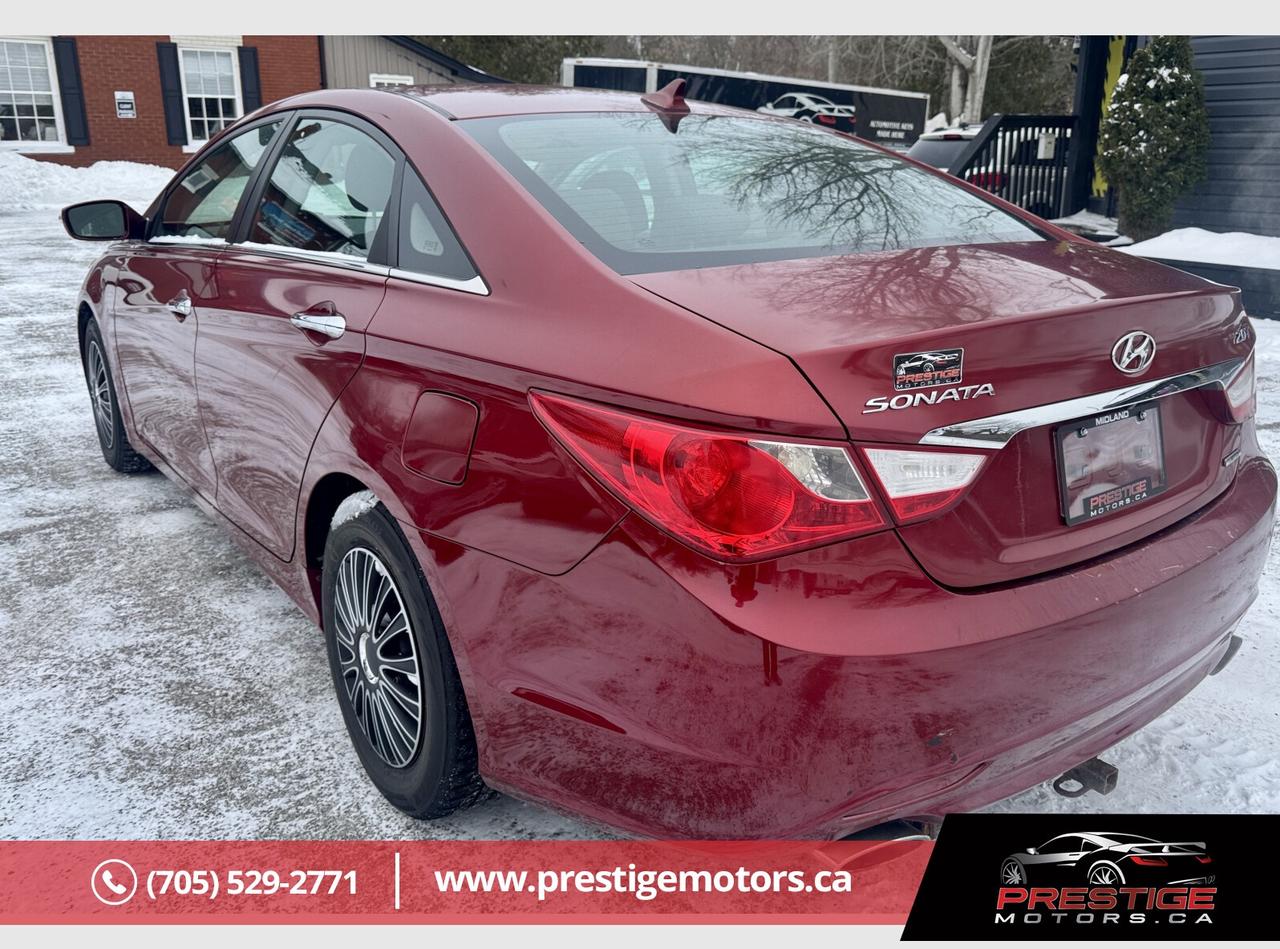 2011 Hyundai Sonata SE Photo