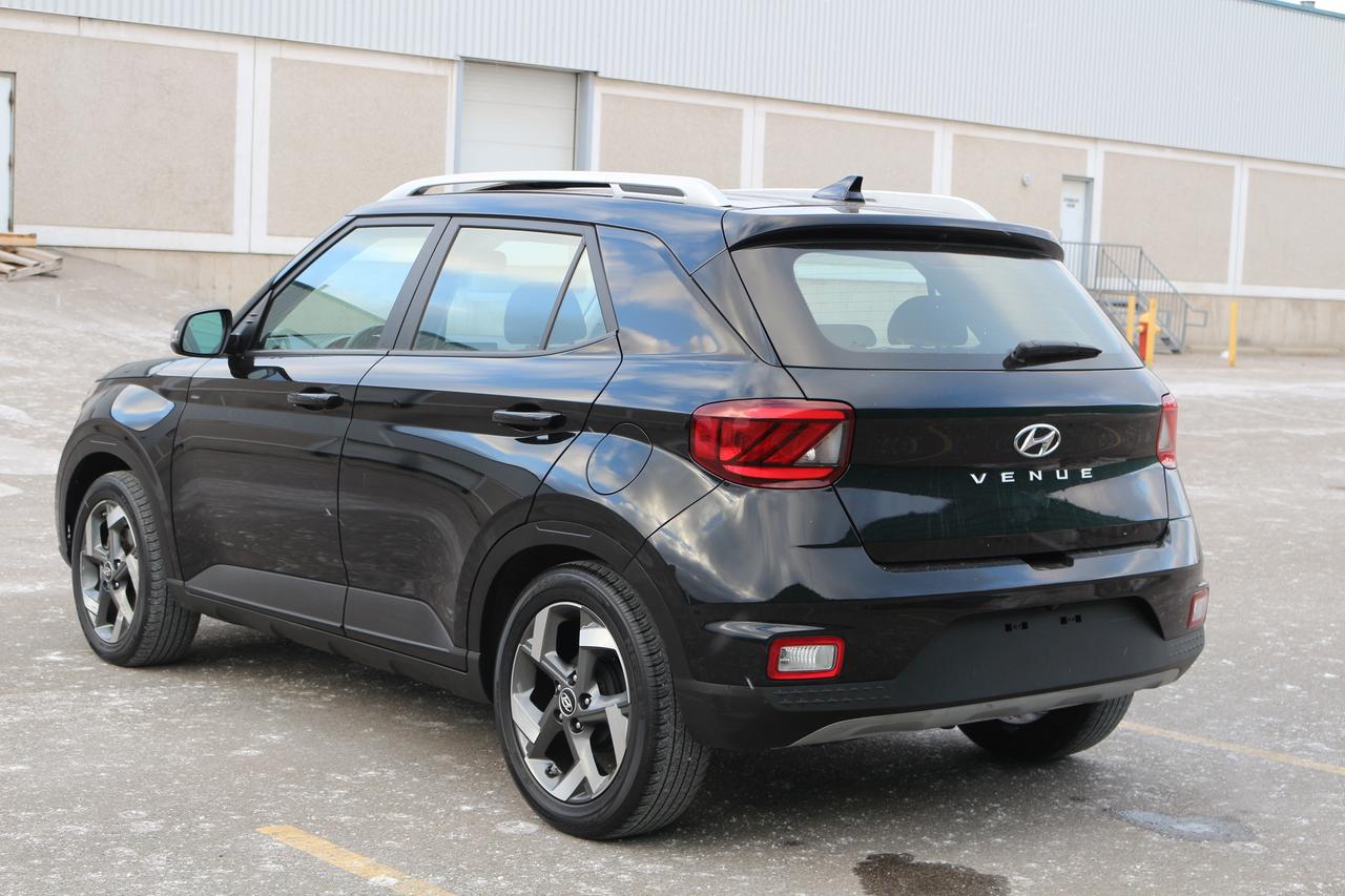 2022 Hyundai Venue SEL Photo4