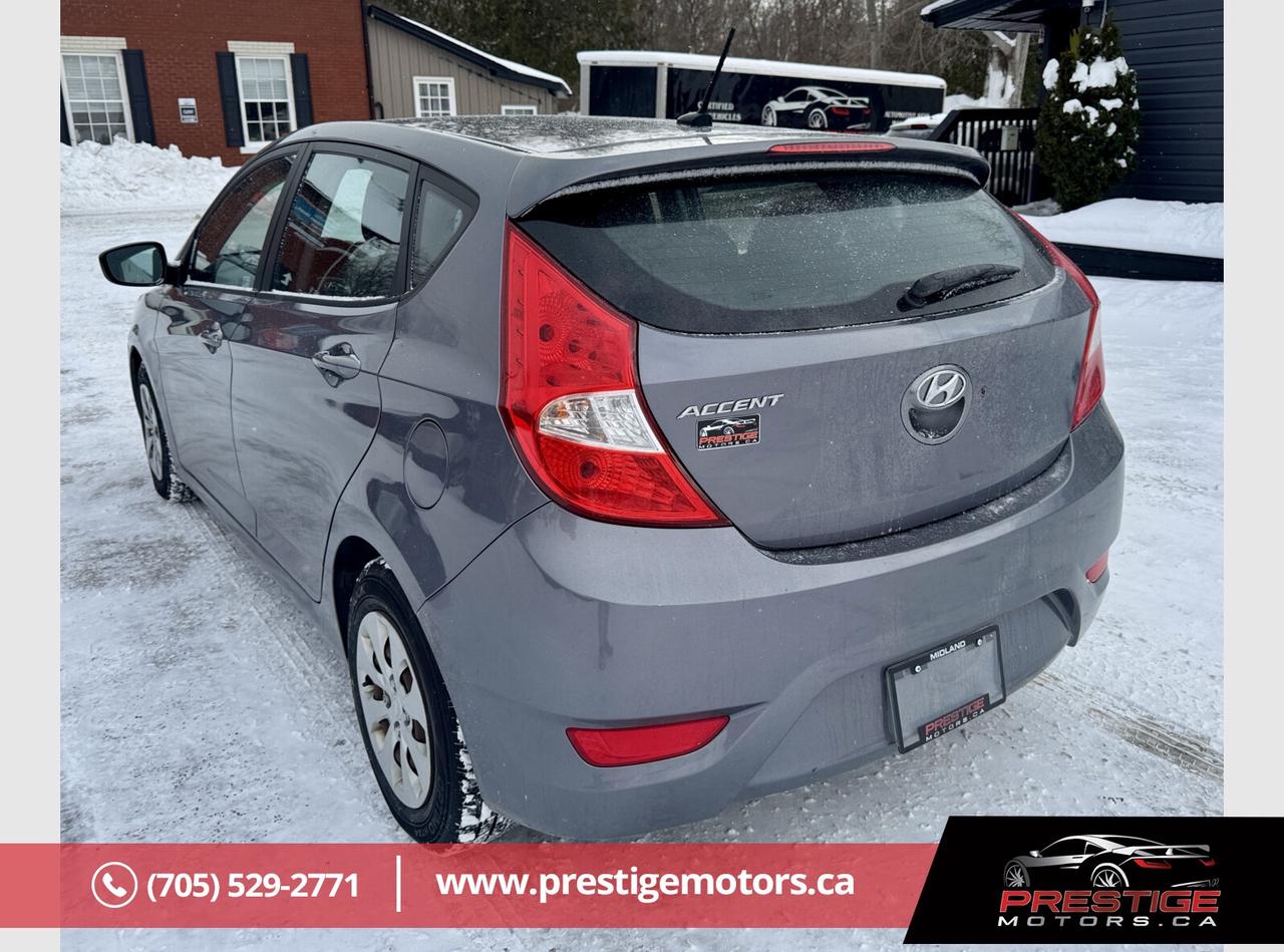 2016 Hyundai Accent SE Photo2