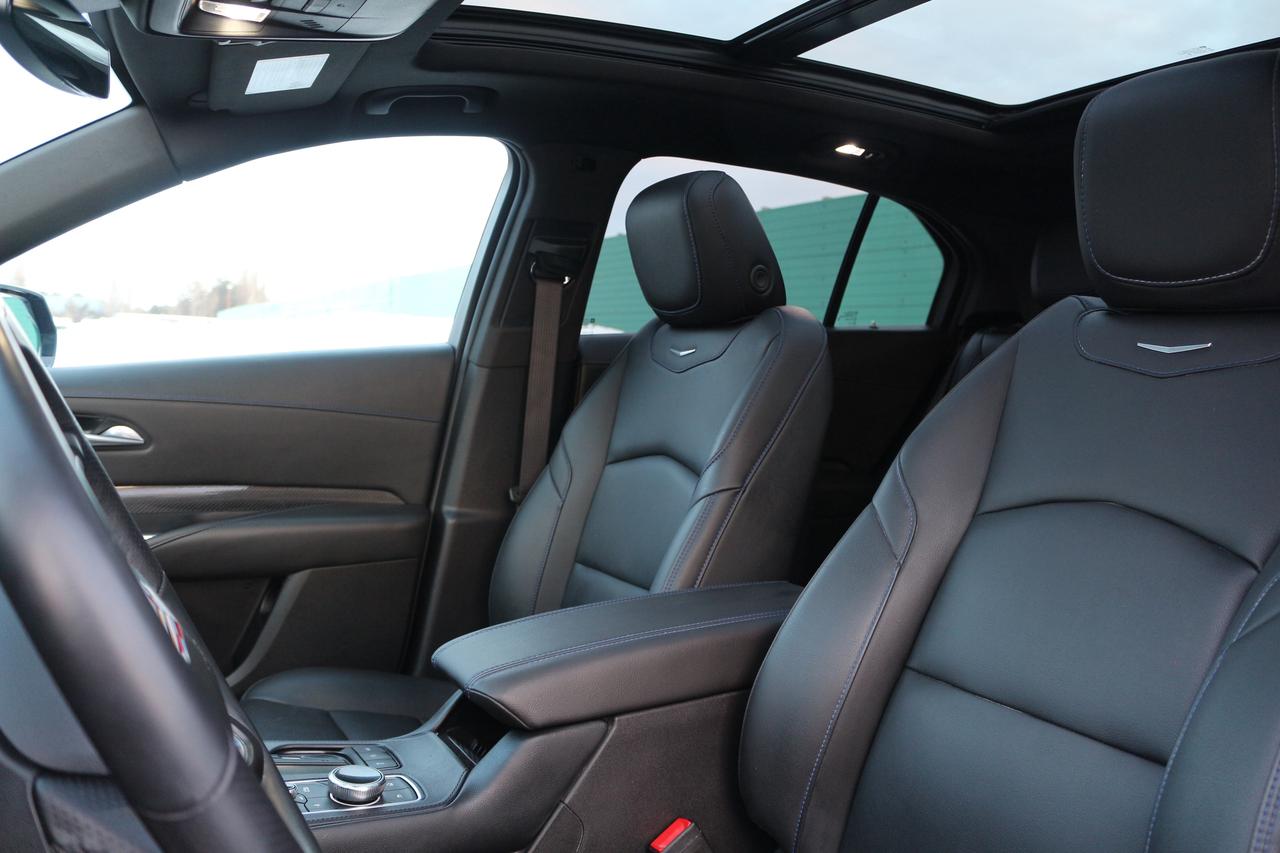 2025 Cadillac XT4 Sport Photo