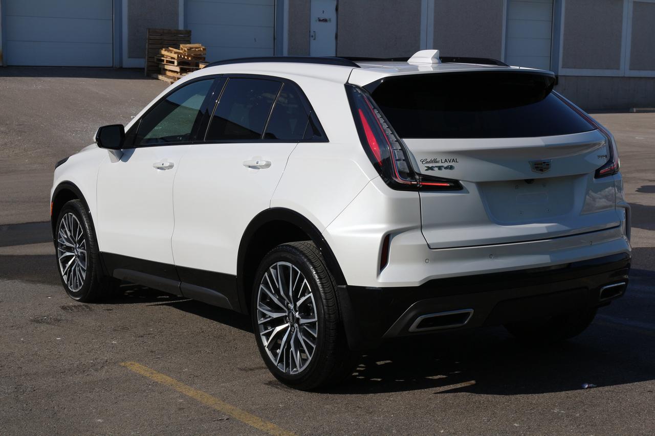 2024 Cadillac XT4 Sport Photo4