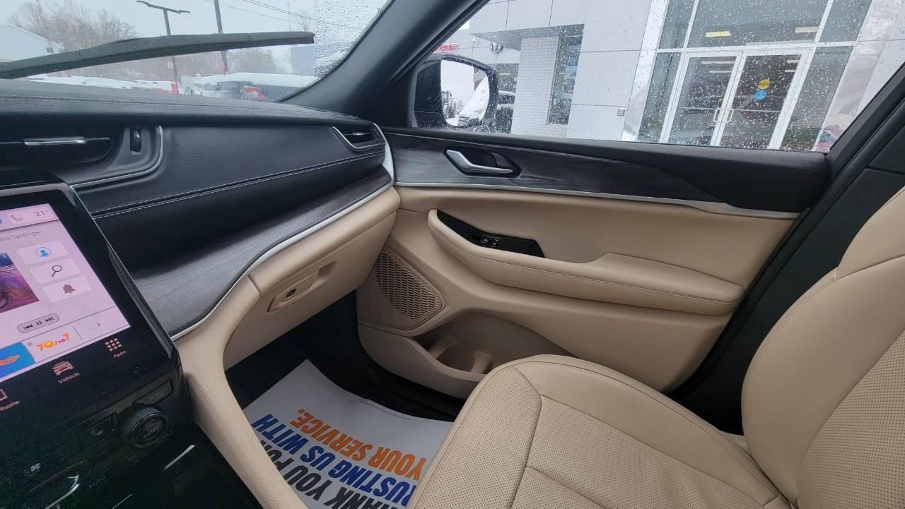 2023 Jeep Grand Cherokee LIMITED 4X4 Photo