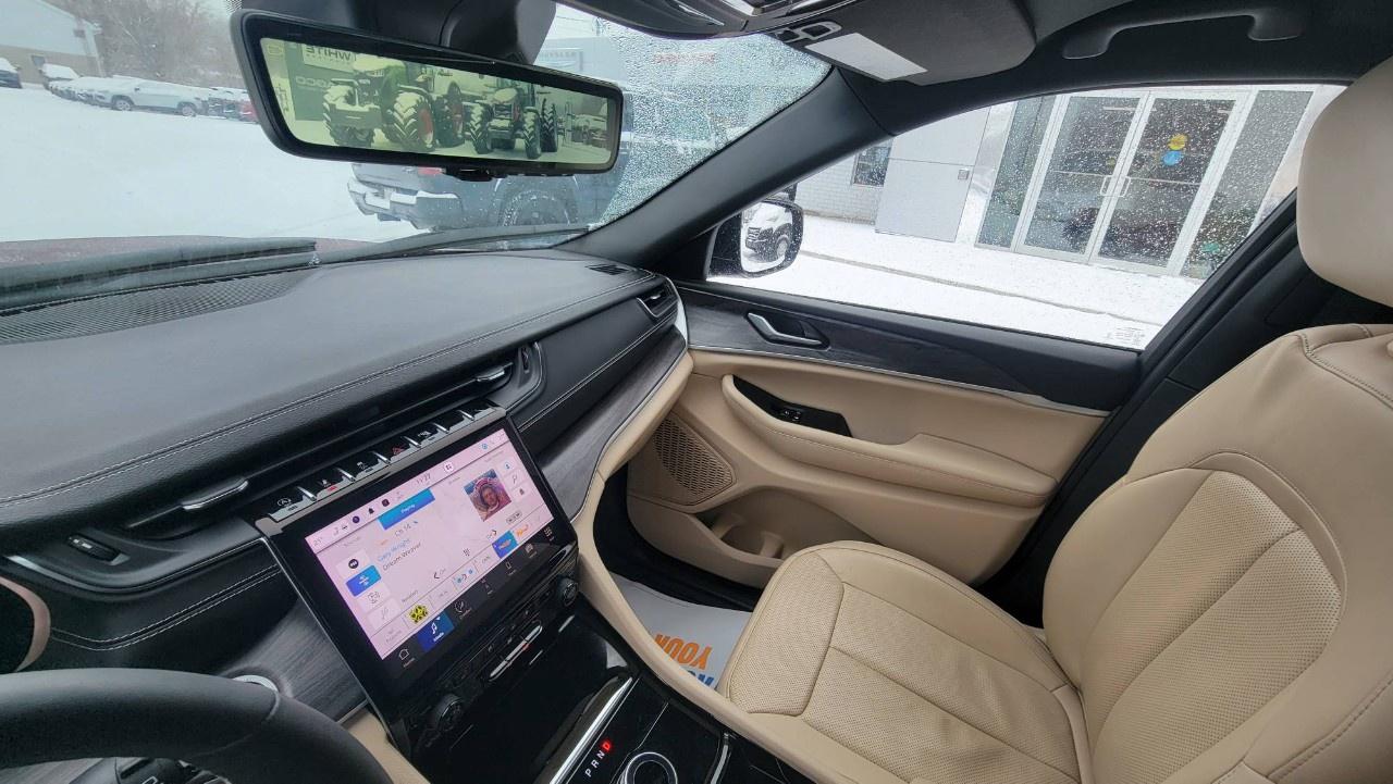 2023 Jeep Grand Cherokee LIMITED 4X4 Photo