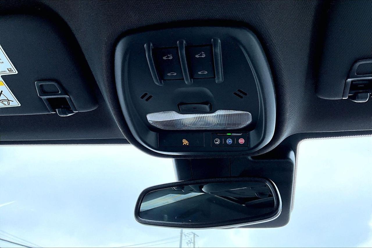 2025 Buick Envista AVENIR   LEATHER   SUNROOF   ADAPT CRUISE  CARPLAY Photo