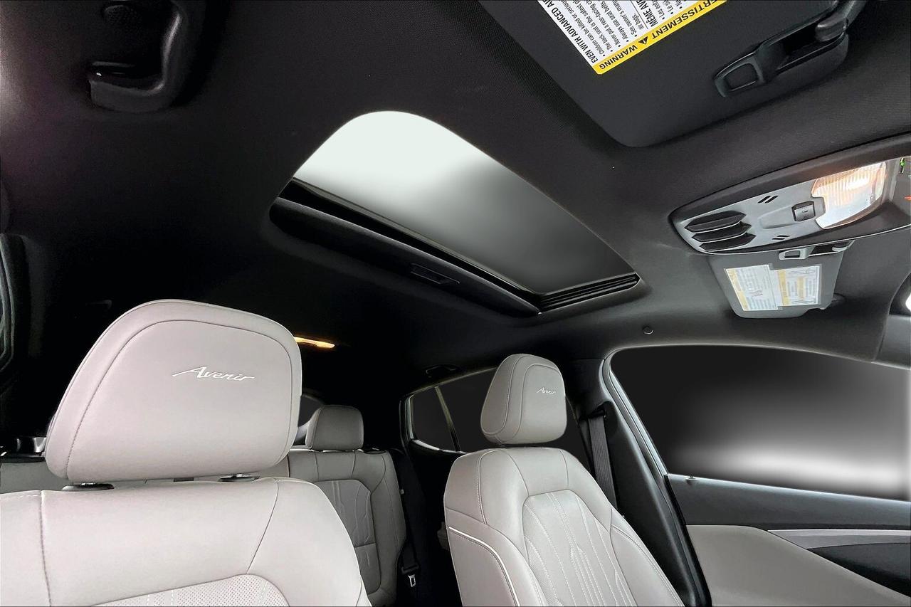 2025 Buick Envista AVENIR   LEATHER   SUNROOF   ADAPT CRUISE  CARPLAY Photo