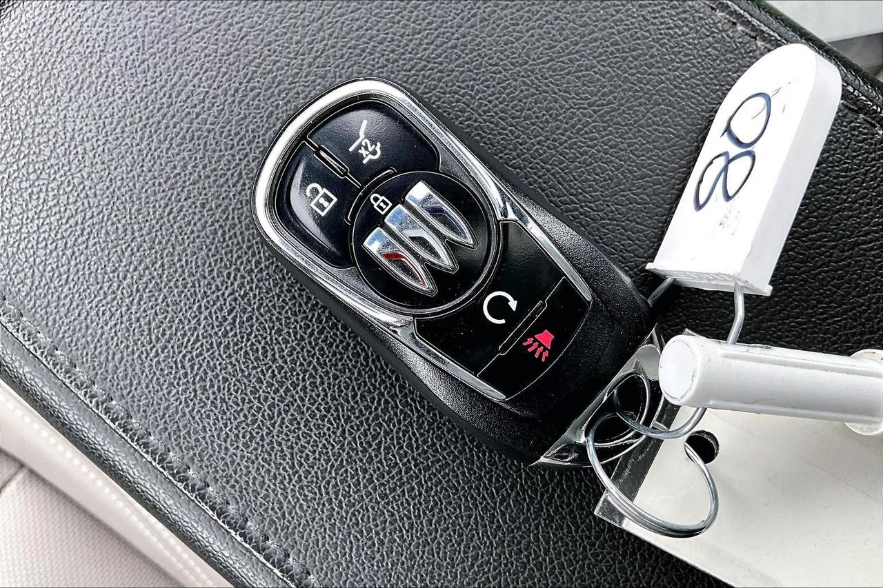 2025 Buick Envista AVENIR   LEATHER   SUNROOF   ADAPT CRUISE  CARPLAY Photo