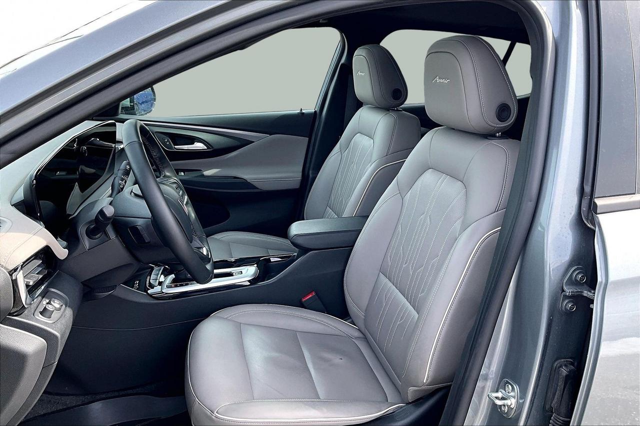 2025 Buick Envista AVENIR   LEATHER   SUNROOF   ADAPT CRUISE  CARPLAY Photo