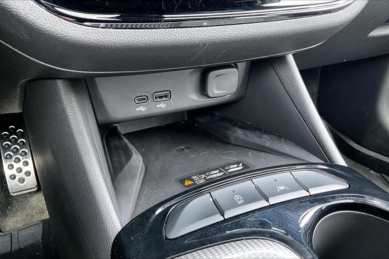 2025 Buick Envista AVENIR   LEATHER   SUNROOF   ADAPT CRUISE  CARPLAY Photo