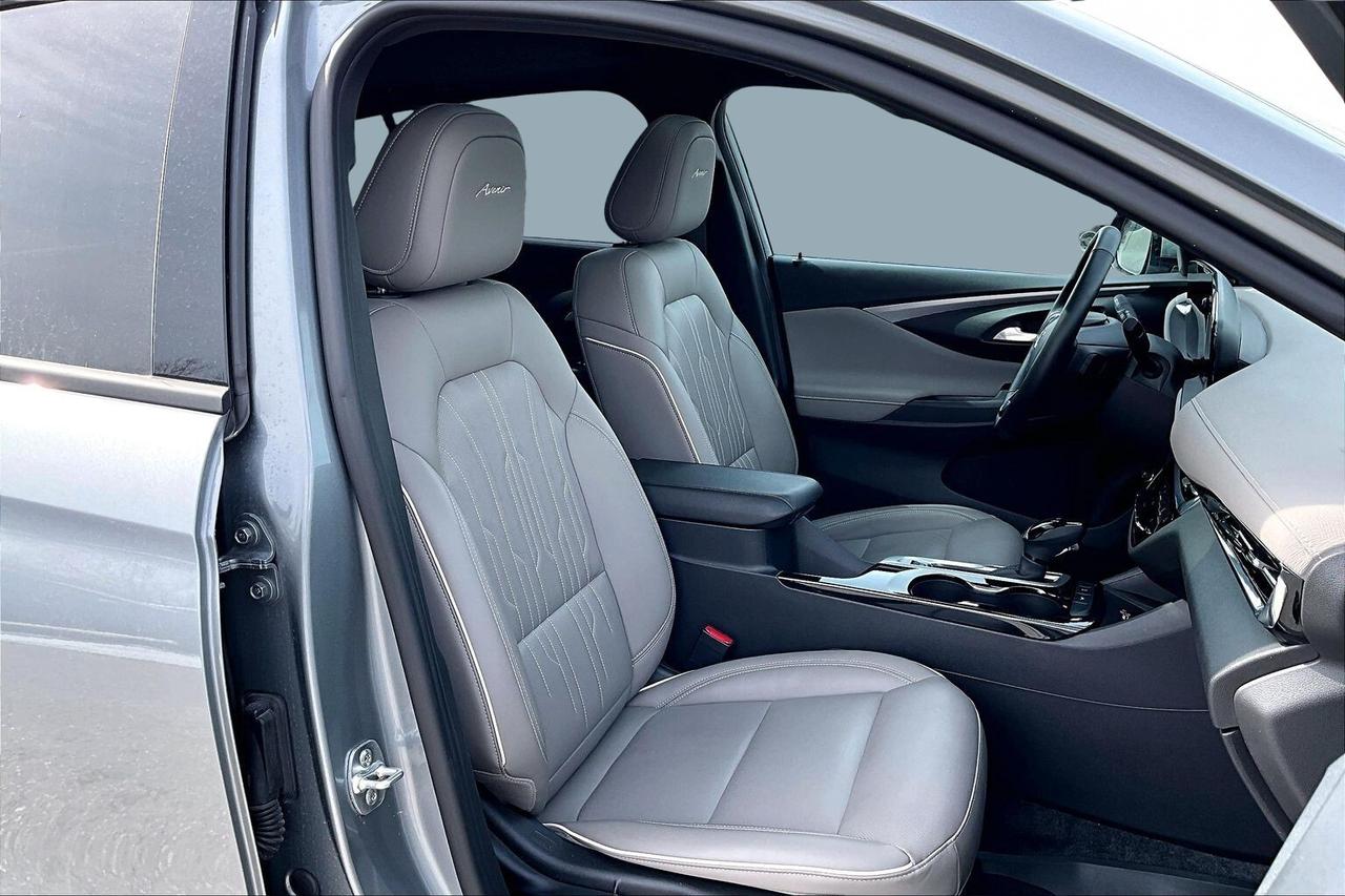2025 Buick Envista AVENIR   LEATHER   SUNROOF   ADAPT CRUISE  CARPLAY Photo