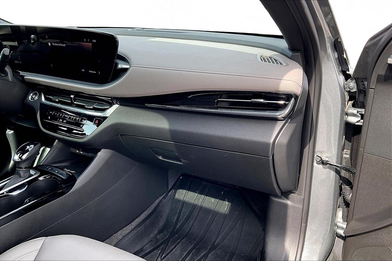 2025 Buick Envista AVENIR   LEATHER   SUNROOF   ADAPT CRUISE  CARPLAY Photo