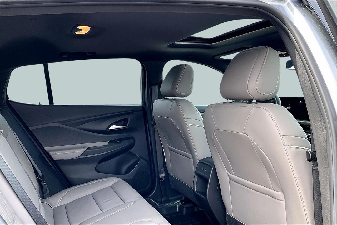 2025 Buick Envista AVENIR   LEATHER   SUNROOF   ADAPT CRUISE  CARPLAY Photo