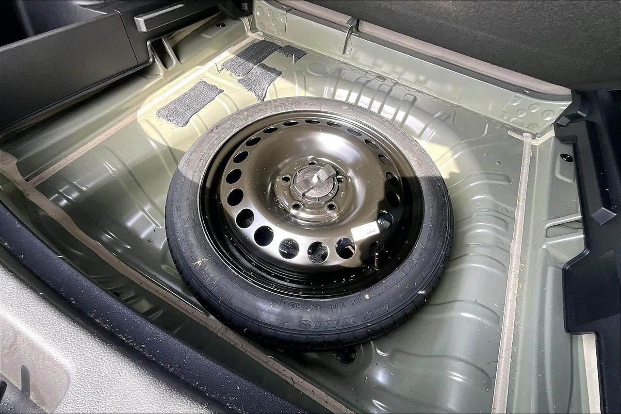 2025 Buick Envista AVENIR   LEATHER   SUNROOF   ADAPT CRUISE  CARPLAY Photo