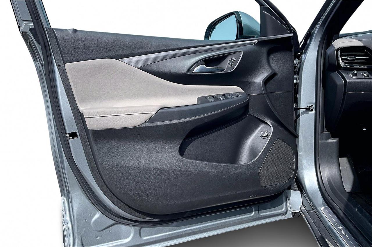 2025 Buick Envista AVENIR   LEATHER   SUNROOF   ADAPT CRUISE  CARPLAY Photo