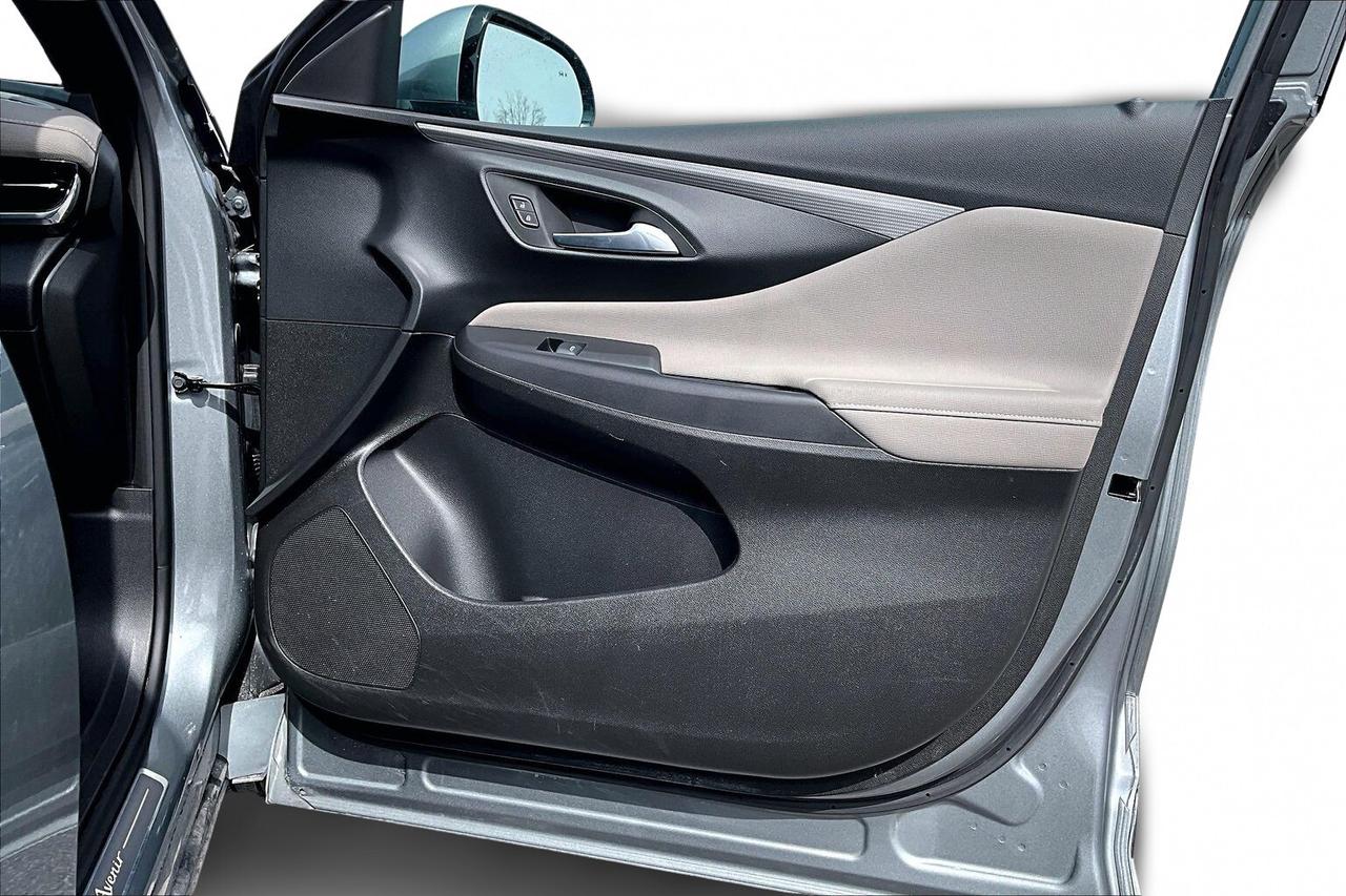 2025 Buick Envista AVENIR   LEATHER   SUNROOF   ADAPT CRUISE  CARPLAY Photo