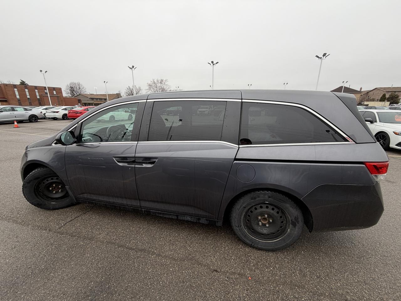 2016 Honda Odyssey SE   ONE OWNER   NO CLAIMS   PWR DOORS Photo3