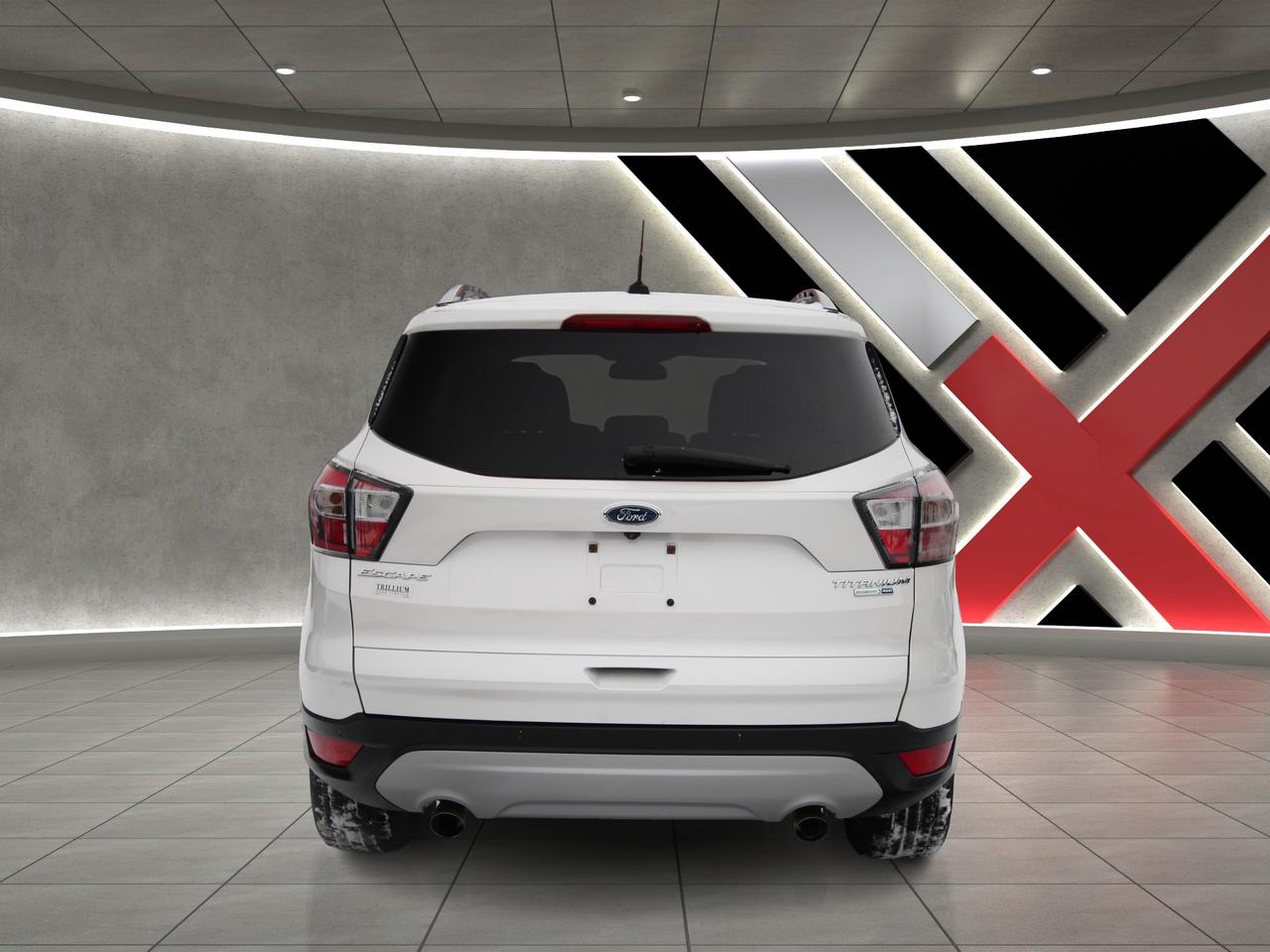 2017 Ford Escape TITANIUM AWD - CLEAN CARFAX/ DEALER SERVICED Photo3