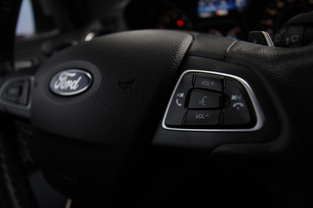 2017 Ford Escape TITANIUM AWD - CLEAN CARFAX/ DEALER SERVICED Photo