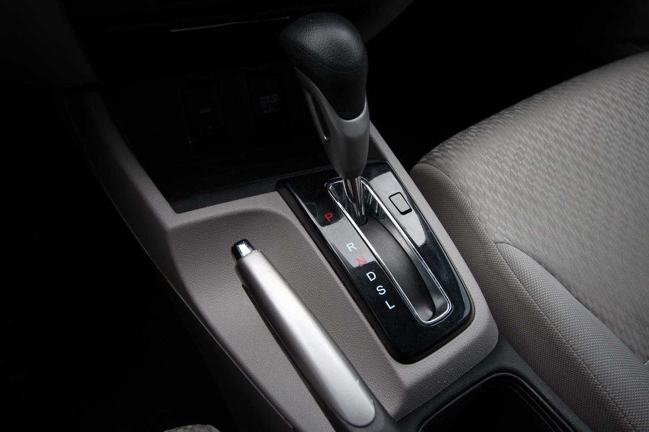 2015 Honda Civic LX- LOW KMS / CLEAN TITLE / CAR FAX VERIFIED Photo