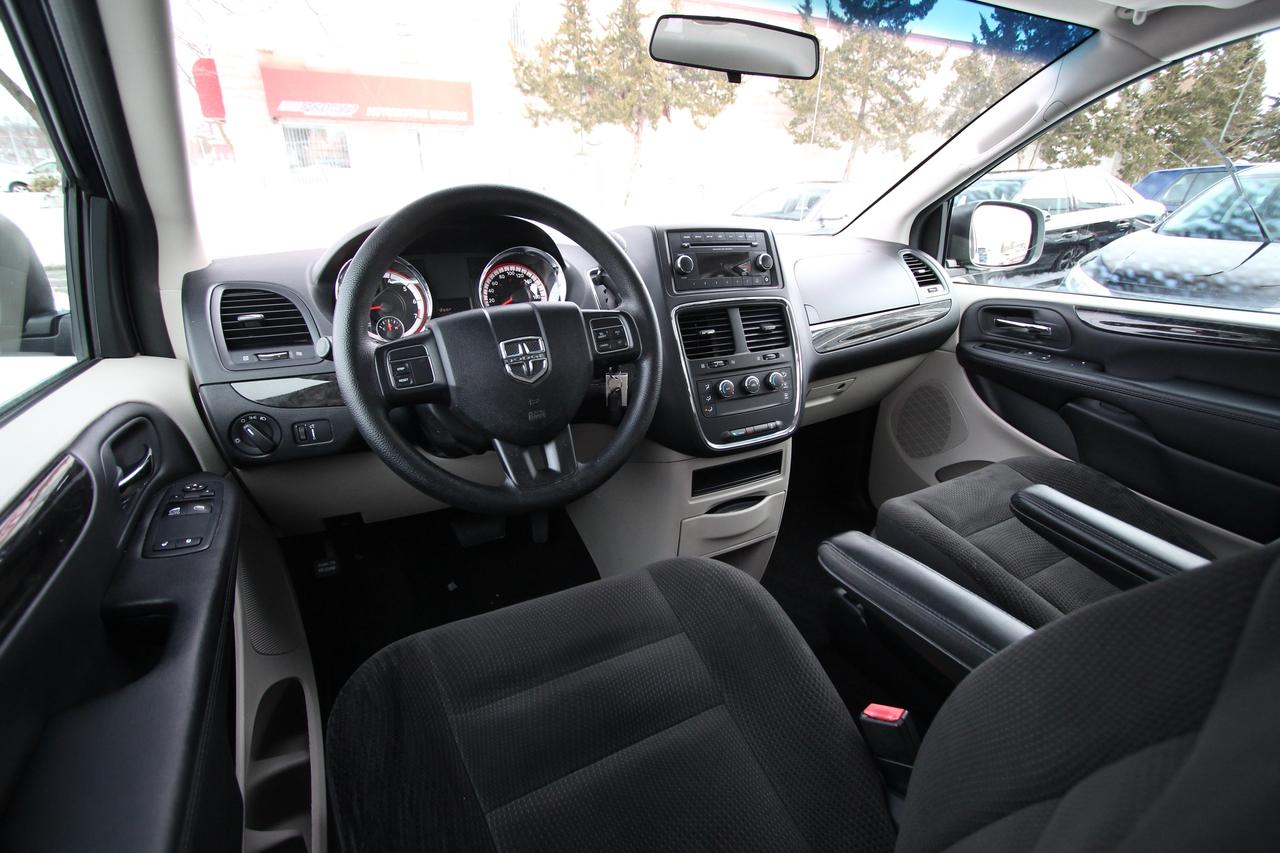 2017 Dodge Grand Caravan SE- STOW & GO / CLEAN TITLE / CARFAX VERIFIED Photo