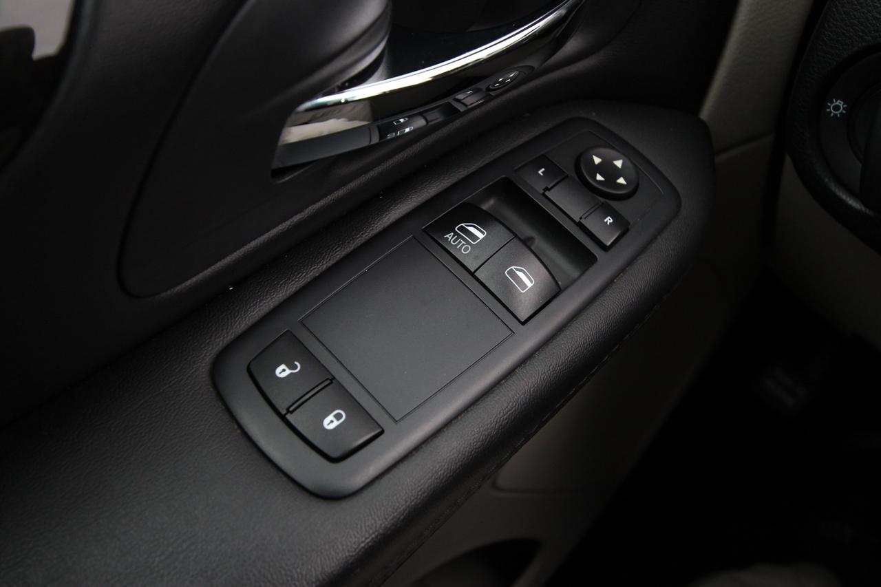 2017 Dodge Grand Caravan SE- STOW & GO / CLEAN TITLE / CARFAX VERIFIED Photo