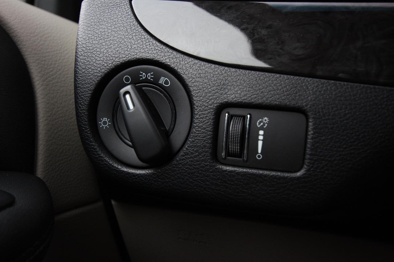 2017 Dodge Grand Caravan SE- STOW & GO / CLEAN TITLE / CARFAX VERIFIED Photo