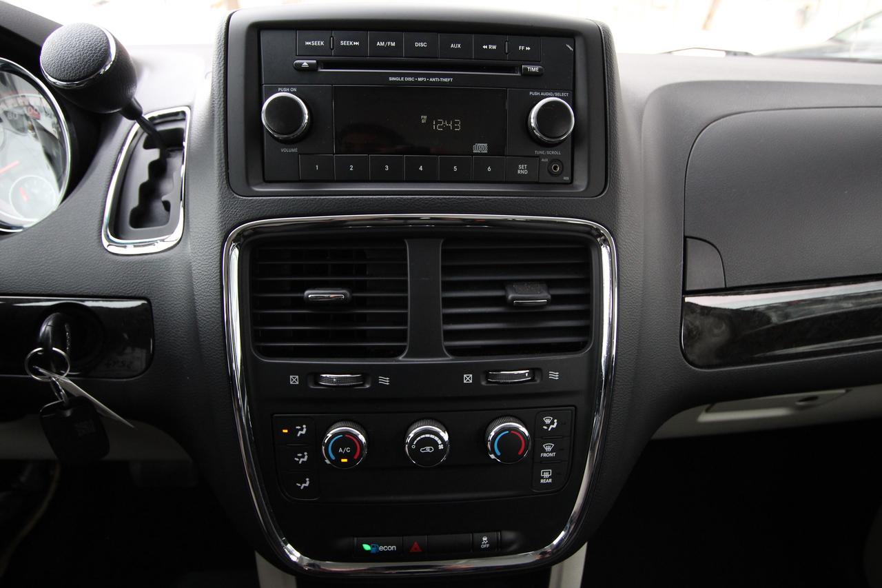 2017 Dodge Grand Caravan SE- STOW & GO / CLEAN TITLE / CARFAX VERIFIED Photo