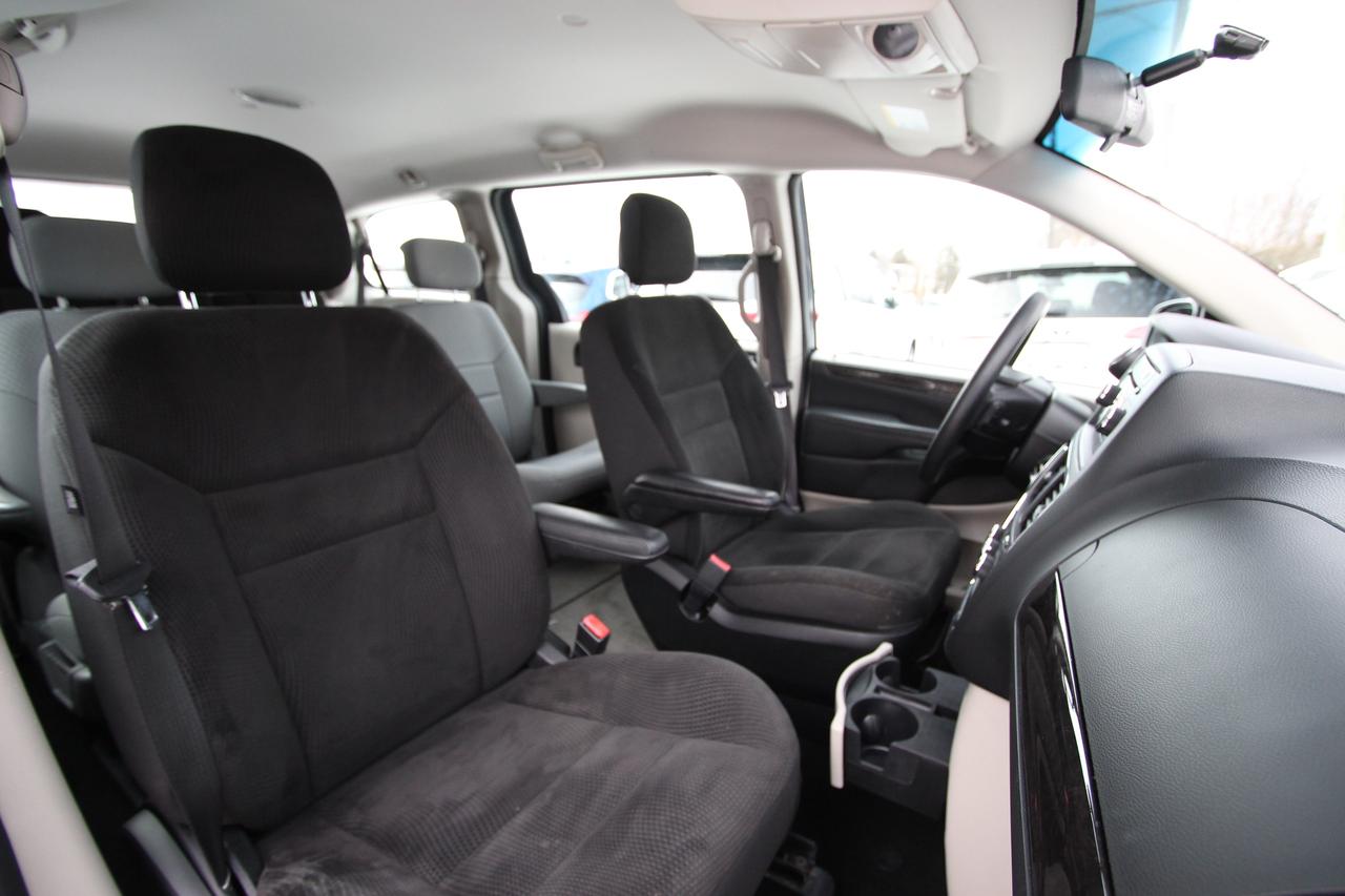 2017 Dodge Grand Caravan SE- STOW & GO / CLEAN TITLE / CARFAX VERIFIED Photo