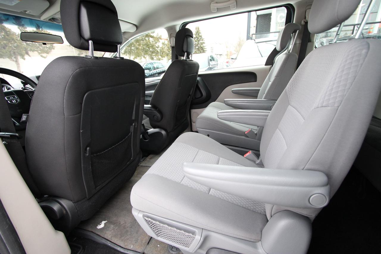2017 Dodge Grand Caravan SE- STOW & GO / CLEAN TITLE / CARFAX VERIFIED Photo
