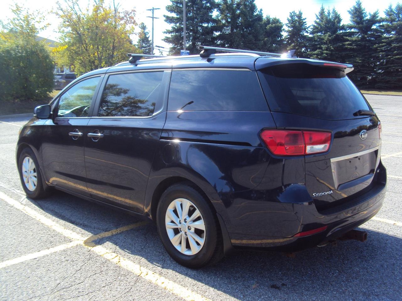2018 Kia Sedona LX Photo4