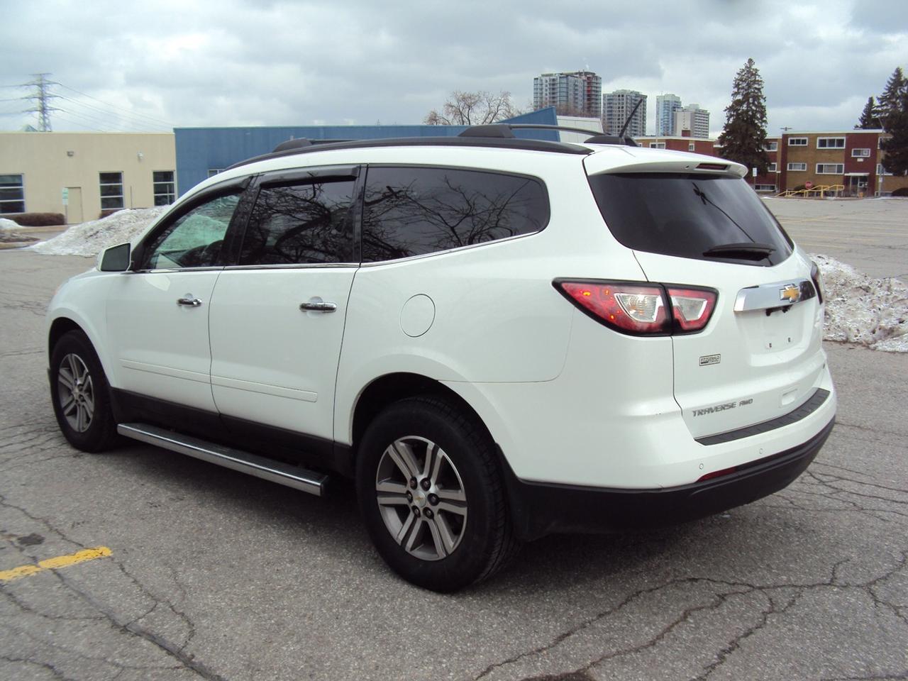 2017 Chevrolet Traverse 2LT Photo4