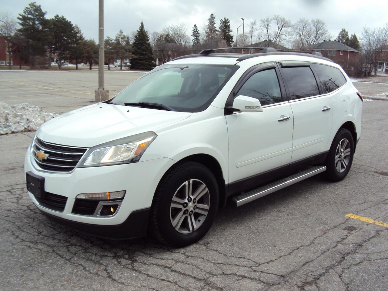 2017 Chevrolet Traverse 2LT Photo2
