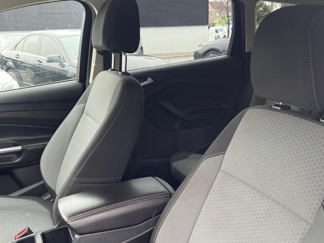 2017 Ford Escape FWD 4dr SE Backup cam/heated seats/air conditionin Photo