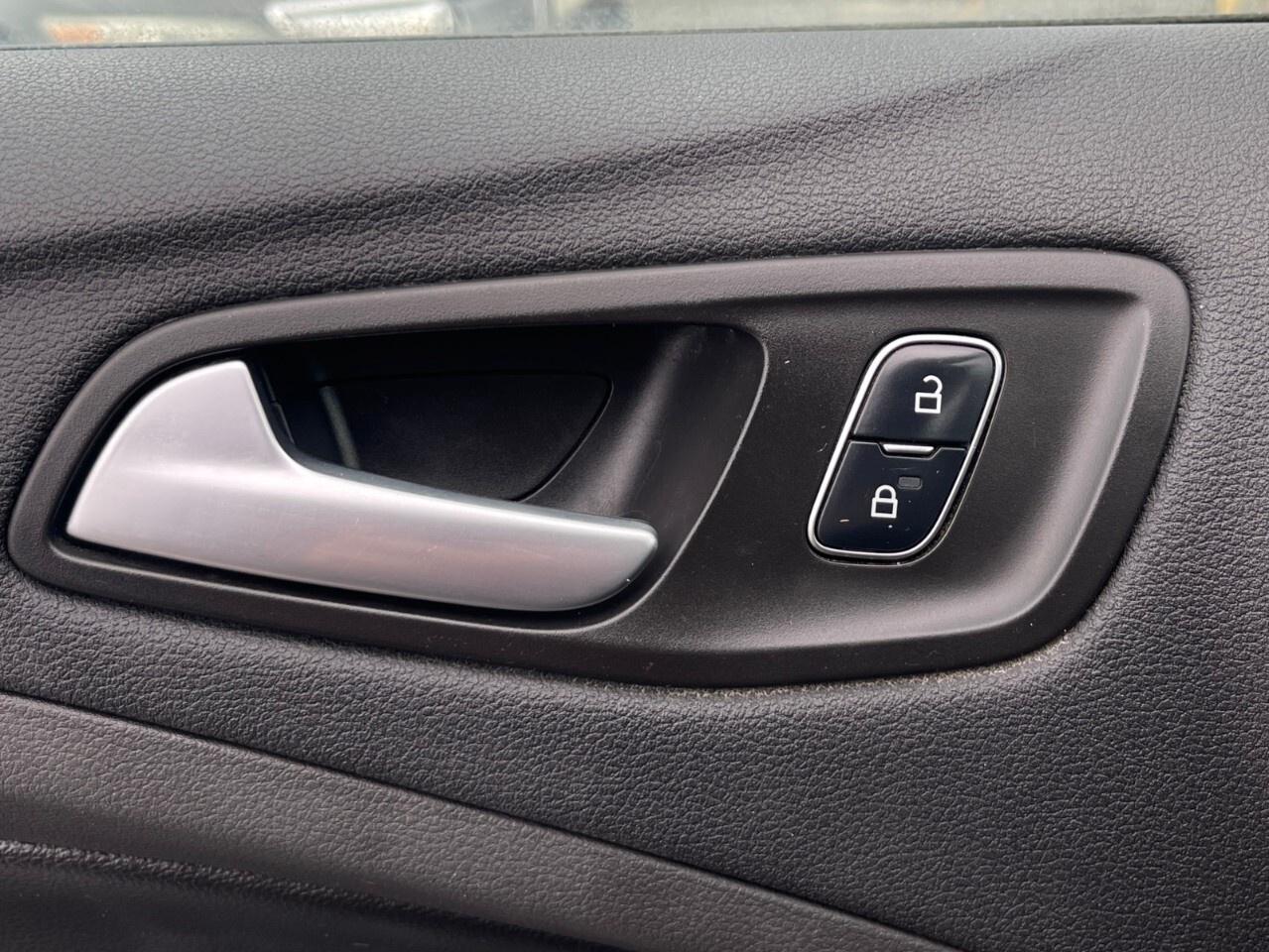 2017 Ford Escape FWD 4dr SE Backup cam/heated seats/air conditionin Photo