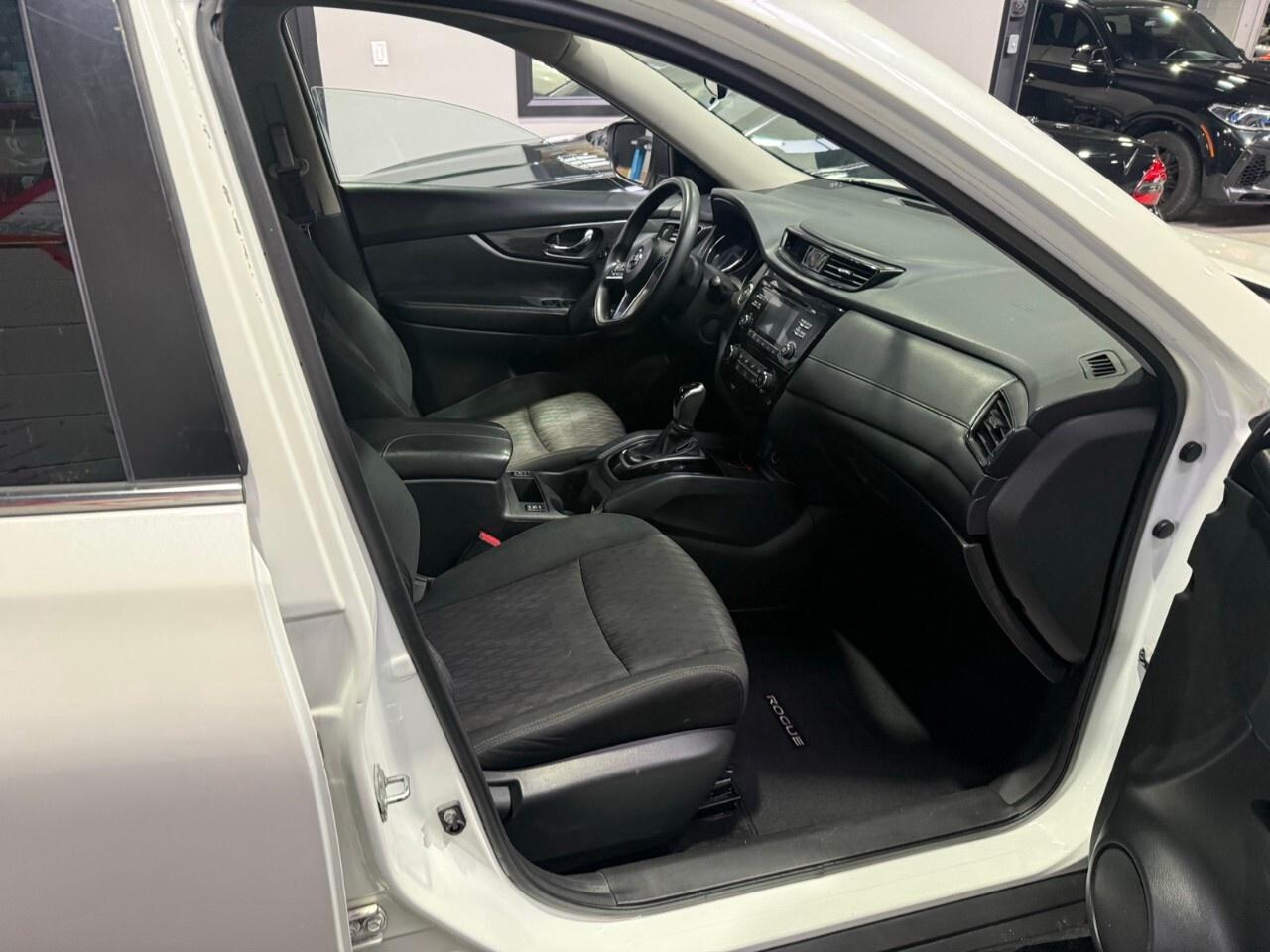 2017 Nissan Rogue AWD 4dr SV 2017 Nissan rogue all-wheel-drive SV Photo