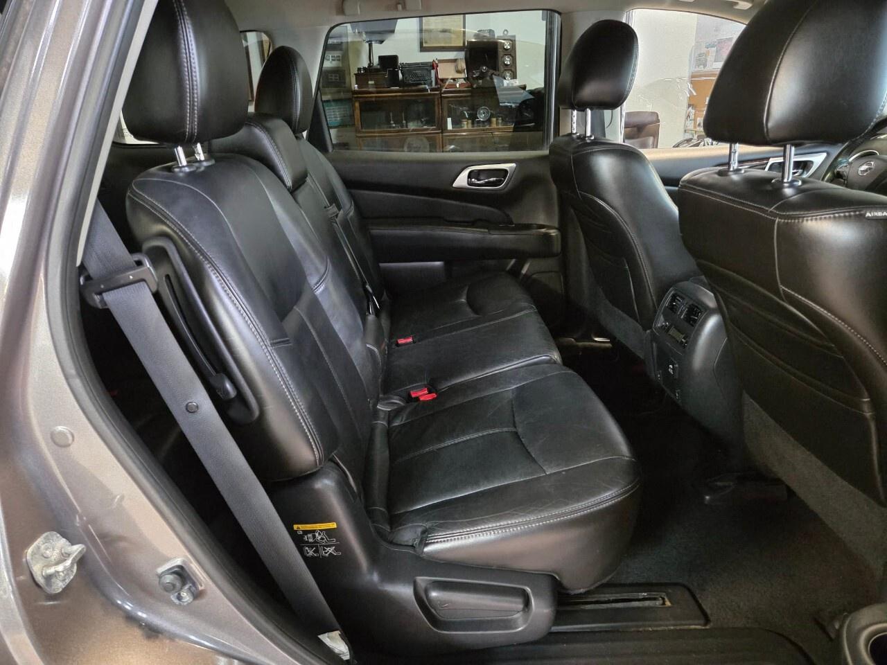 2013 Nissan Pathfinder 4WD 4dr SL Clean CarFax/Full Sunroof/Leather Loade Photo