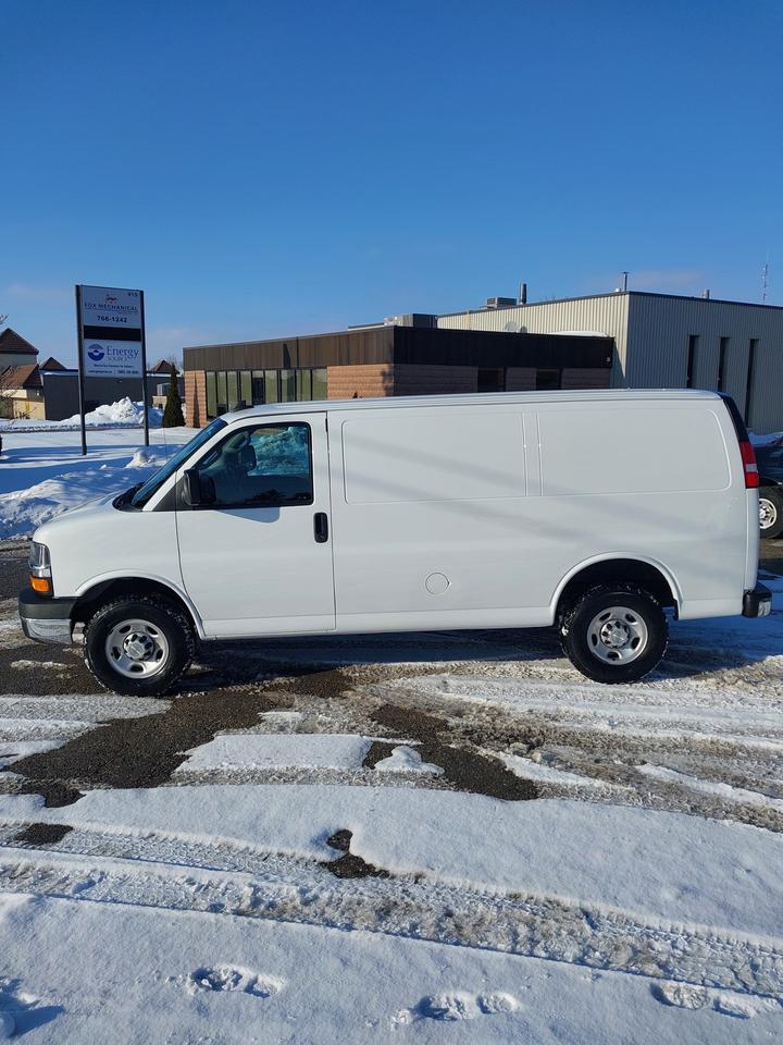2023 Chevrolet Express 2500 V6 Cargo Van 135" WB Photo