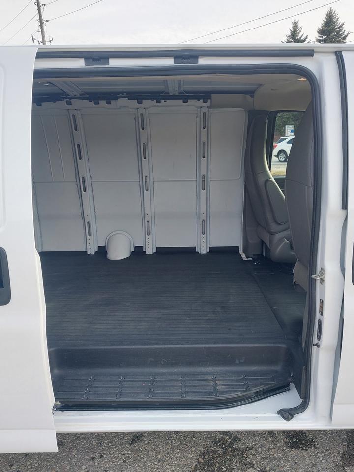 2024 GMC Savana 2500 Extended Cargo Van Photo