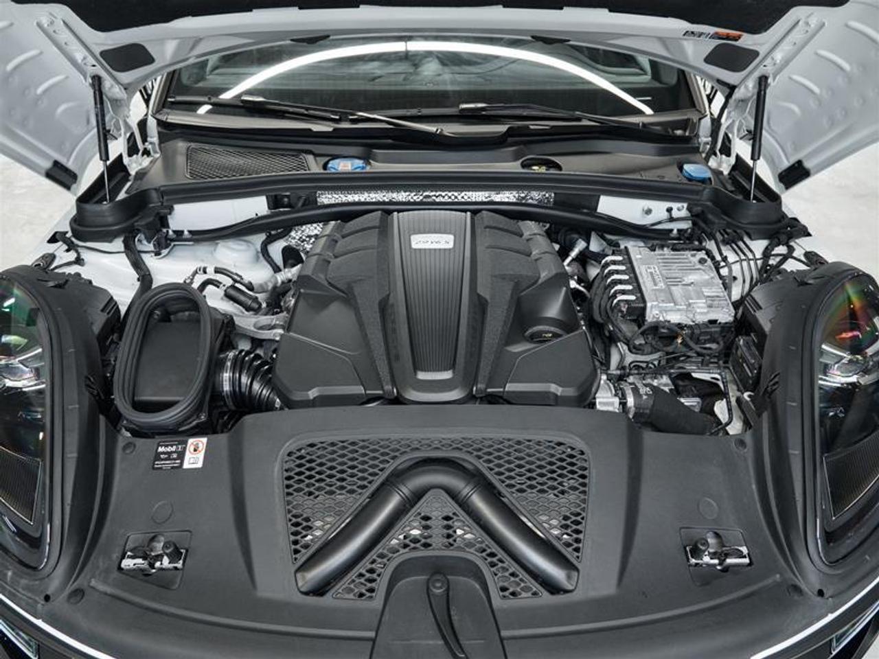 2025 Porsche Macan S AWD Photo