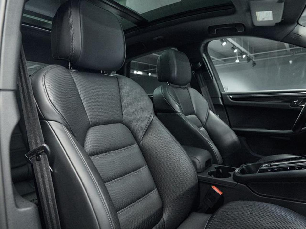 2025 Porsche Macan S AWD Photo