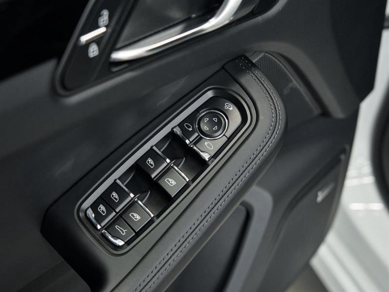 2025 Porsche Macan S AWD Photo