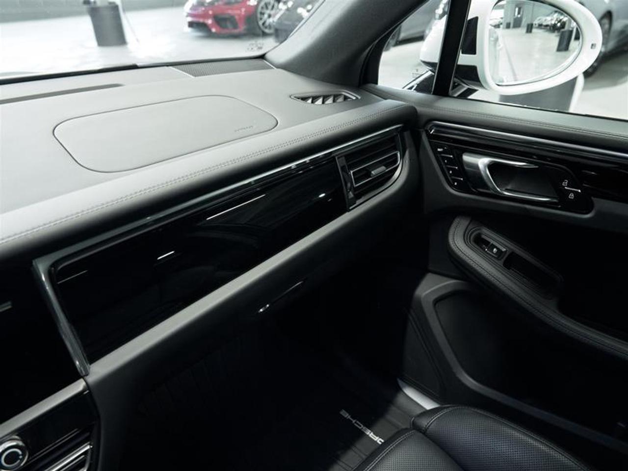 2025 Porsche Macan S AWD Photo